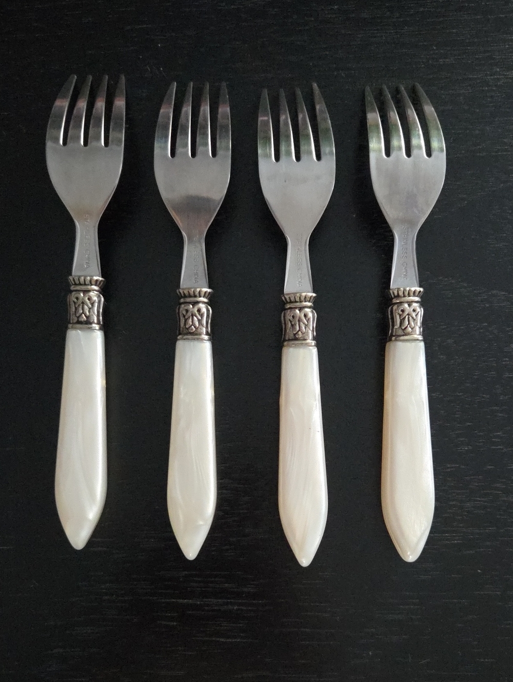 Faux Pearl Handle 24 Piece flatware set - Picture 8 of 12